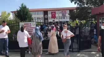 Fedakar dede uyum eğitimine başlayan torununu yalnız bırakmadı