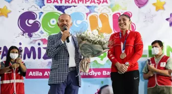 Olimpiyat üçüncüsü milli karateci Merve Çoban, öğretmenlik yaptığı okulda çocuklarla buluştu