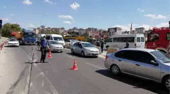 PENDİK'TE BARİYERLERE ÇARPAN OTOMOBİL TAKLA ATTI