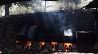 Son dakika... Filistin'in meşhur El-Halil üzümleri bakır kazanlarda saatlerce kaynatılarak şifa kaynağı pekmeze dönüşüyor