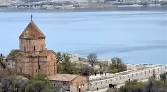 Tarihi Akdamar Kilisesi Ayine Hazır