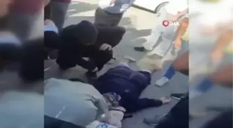 Yaşlı adam minibüsün çarptığı eşini bir an yolsun yalnız bırakmadı