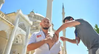 Adana'da cami önünde cuma namazı öncesi aşı yapıldı