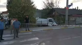 Kamyonet beton direğe çarparak bahçeye girdi: 1 ölü, 1 yaralı