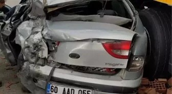 Tokat'ta tırla çarpışan otomobildeki baba ve oğlu yaralandı