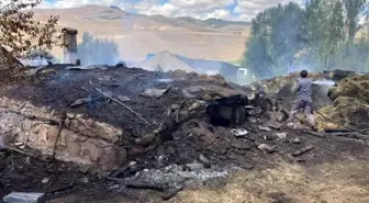 Sarıkamış'ta çıkan yangında ev ve ahır yandı