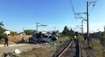 YÜK TRENİ, HEMZEMİN GEÇİTTE SERVİS MİNİBÜSÜNE ÇAPTI 6 ÖLÜ, 6 YARALI