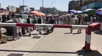 Yeniden açılan döviz bürolarına Afgan halkı yoğun ilgi gösterdi