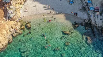 Akdeniz'de korsanların saklandığı Karamağara Koyu turist akınına uğruyor