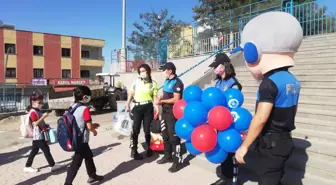 Şırnak'ta polis ekipleri öğrenci ve velileri salgın tedbirlerine yönelik bilgilendirdi