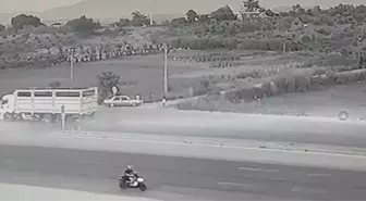 En acı ölüm! Hareket halindeki kamyondan fırlayan lastik, yol kenarında bekleyen kadına isabet etti