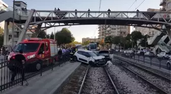 Çarpışan 2 otomobil tramvay yoluna girdi: 4 yaralı