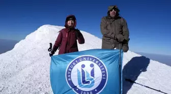 Bayburt Üniversitesi bayrağı Ağrı Dağı'nın zirvesinde