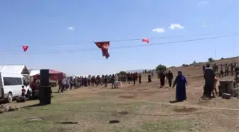 Ağrılı genç çift Kovid-19'a yakalanmamak için açık havada göl kenarında düğün yaptı