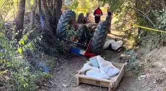 Devrilen traktörün altında can verdi