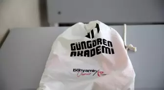Güngören Belediyesi'nden öğrencilerin yüzünü güldüren kırtasiye paketi