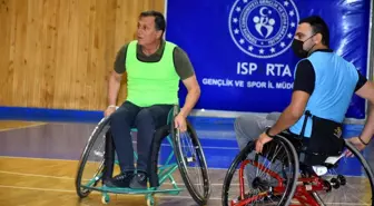 Isparta'da İl Müdürü farkındalık için tekerlekli sandalye takımıyla maç yaptı