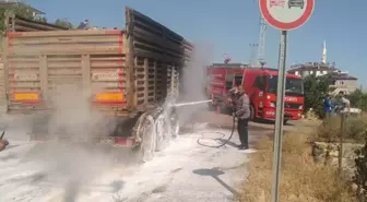 Kayseri'de seyir halindeki kamyon yandı
