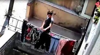 Asılı duran çamaşırlar arasındaki montu önce üzerinde denedi, sonra çaldı