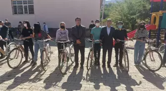 Sivrice Belediye Başkanı Gündoğan, başarılı öğrencilere bisiklet hediye etti