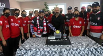 Toprak sahadan 1. Lig'e yükselen kadınlar voleybol takımının hedefi şampiyonluk