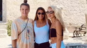 Survivor yarışmacıları Nisa Bölükbaşı, Melis Sezer ve Makbule Şakalakoğlu yatakta bornozlu pozlar verdi