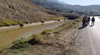 Erzincan'da 15 yaşındaki çocuğun kullandığı otomobil sulama kanalına devrildi: 2 ölü