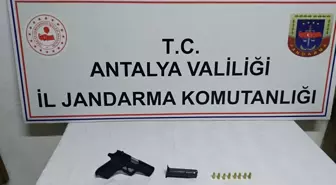 Antalya'da trafik kontrolünde tabanca ele geçirildi