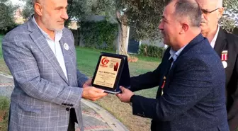 Gazilerden Edremit'teki skandala tepki gösteren AK Partili Tuna'ya plaket