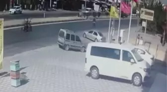 İki motosikletin çarpışması sonucu 3 kişi yaralandı