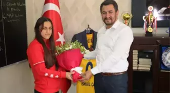 Kader Çelik Ağrı'da çiçeklerle karşılandı