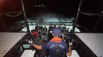 Çanakkale açıklarındaki gemide bulunan 35 düzensiz göçmen karaya çıkarıldı