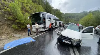 Son dakika haberleri! Antalya'da yolcu otobüsüyle otomobil çarpıştı: 2 kişi öldü, 2 çocuk yaralandı