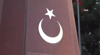 Bakü'nün kurtuluşunun 103. yıl dönümünde Azerbaycan ve Türk bayraklı geçit töreni