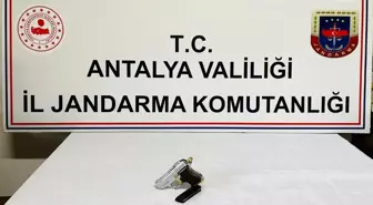 Yol kontrolünde durdurulan otobüsteki yolcudan ruhsatsız tabanca çıktı