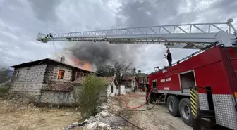 Akseki'de çıkan yangında iki katlı tarihi düğmeli ev kullanılamaz hale geldi