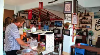 Gören antikacı zannediyor, onun mesleği ise bambaşka