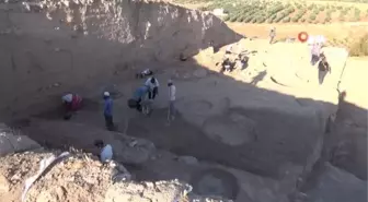 Oylum Höyüğü'nde heyecanlandıran keşif: 3900 yıl öncesine ait anıtsal yapı bulundu