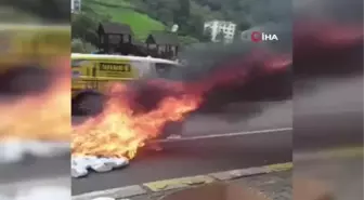 Trabzon'da Şalpazarı Belediye Başkanı fabrikada bulunan şapkaları sokağa atıp yaktı