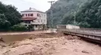 Giresun'da etkili olan yağış, sele neden oldu! Yüreklerin ağza geldiği anlar kamerada