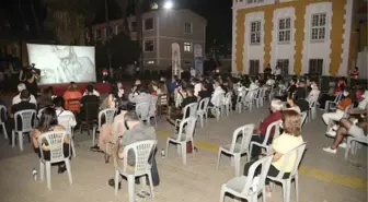 Yılmaz Güney'in Umut filminin gösterimi, ilk sahnesinin çekildiği tren istasyonu önünde yapıldı