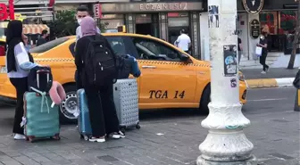 İstanbul'un bitmek bilmeyen taksi çilesi! Taksim'de turistler saatlerce bavullarıyla beklemek zorunda kaldı