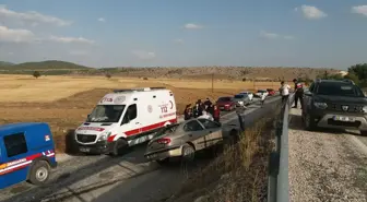 Kütahya'da yol kenarındaki kayaya çarpan otomobilin sürücüsü öldü