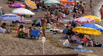 Vatandaşların 27 derece sıcaklıkta denize girdiği Zonguldak'ta yarın yağmur bekleniyor