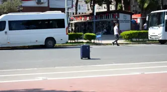 Yol ortasındaki bavul polisi harekete geçirdi