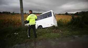 Sakarya'da devrilen yolcu midibüsündeki 7 kişi yaralandı