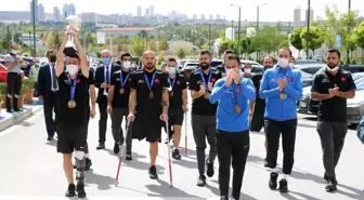 Ampute Milli Futbol Takımı 'kupa' sözü verdikleri sağlıkçıları ziyaret etti