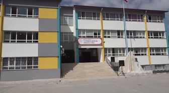 Lise öğrencileri velilerinin onayıyla aşı oluyor