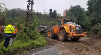 Sağanak heyelanlara yol açtı