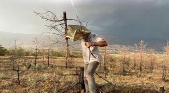 PROF. DR. KAVUKCU, BAŞINA GEÇİRDİĞİ TENEKE İLE ORMAN YANGINLARINA DİKKAT ÇEKTİ